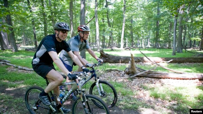 ABD Başkanı George W. Bush ve Danimarka Başbakanı Anders Fogh Rasmussen 2006'da Camp David'de dağ bisikletleri sürerken