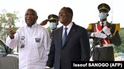 Rais wa Ivory Coast Alassane Ouattara akiwa na Laurent Gbagbo Jumanne mjini Abidjan