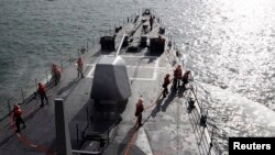 Lực lượng hải quân Đài Loan tham gia cuộc tập trận chung trên một tàu khu trục bên ngoài căn cứ hải quân ở Cao Hùng, ngày 15/5/2013.