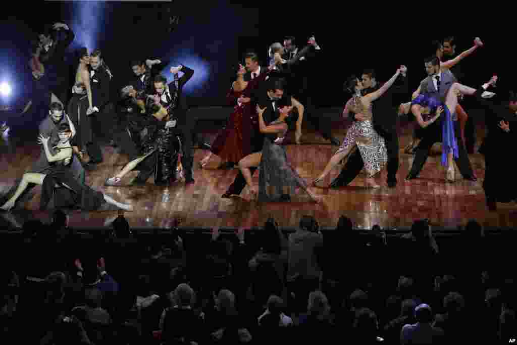 رقص تانگوی دسته جمعی پیش از اعلام نتایج برنده ها در مرحله نهایی مسابقات تانگوی جهان در بوینس آیرس آرژانتین