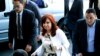 La vicepresidenta argentina Cristina Fernández de Kirchner llega a una corte donde se le investiga por presunta corrupción.