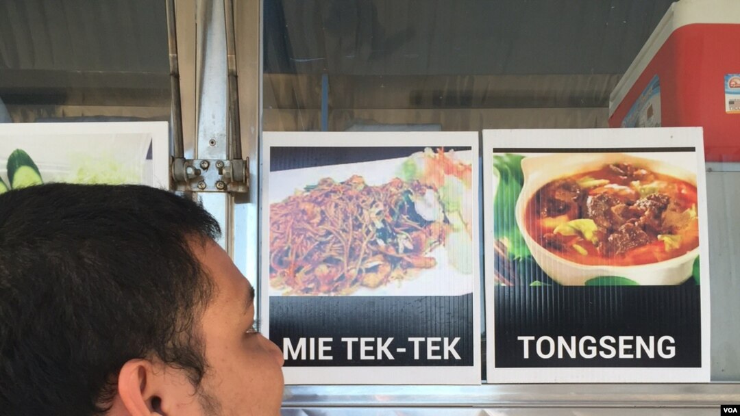 Menu yang disajikan di Gowess Food Truck di Los Angeles