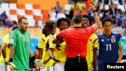 El árbitro esloveno Damir Skomina muestra la tarjeta roja a Carlos Sánchez, de la selección de Colombia, tras cometer un penal en el partido del Mundial ante Japón, el martes 19 de junio de 2018, en Saransk, Rusia 