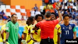 Le Colombien Carlos Sanchez est expulsé par l'arbitre Damir Skomina, lors du Mondial 2018, le 19 juin 2018.