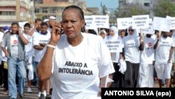 Alice Mabote, présidente de la Ligue des droits de l'homme, à une manifestation pacifique de protestation contre les enlèvements au Mozambique le 31 octobre 2013. (Epa / Antonio Silva)