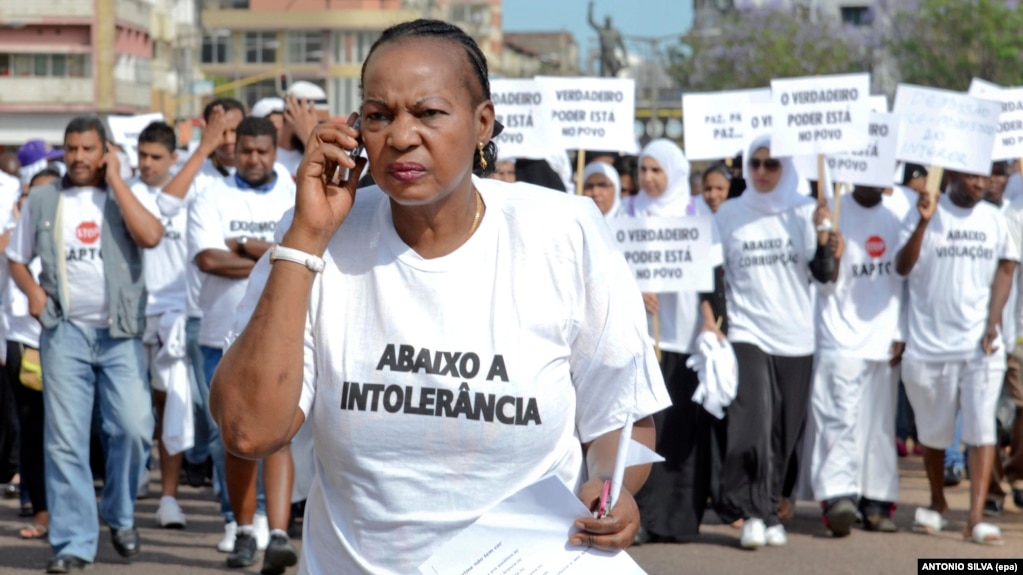 Alice Mabota numa manifestação pelos direitos humanos em Maputo. Outubro 2013