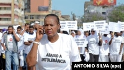 Alice Mabote numa manifestação pelos direitos humanos em Maputo. Outubro 2013