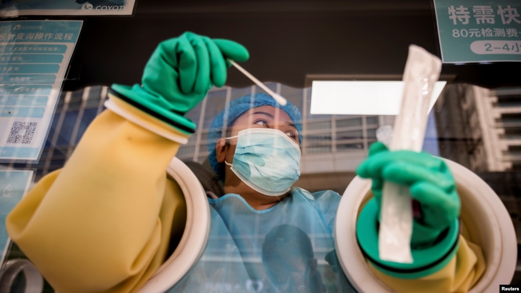北京一名医护人员正在给居民进行新冠病毒核酸检测。（2021年10月20日）(photo:VOA)