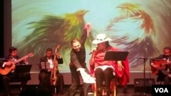 Durante la interpretación del tema "El gallo camarón" que muestra una de las tradiciones del Perú como son las peleas de gallo.