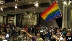 La comunidad gay celebró la decisión del senado estatal de Hawaii que autorizó los matrimonios entre homosexuales.