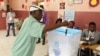 Um eleitor descarrega o voto numa urna, em Luanda. 23 de Agosto, 2017. Angola