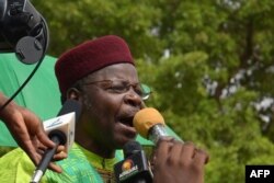 L'ancien président du Niger, Mahamane Ousmane, s'exprime lors d'une marche à Niamey le 15 juin 2014.