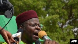 L'ancien président du Niger, Mahamane Ousmane, s'exprime lors d'une marche à Niamey le 15 juin 2014.