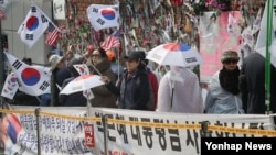 한국 검찰이 박근혜 전 대통령에 대한 구속영장을 청구한 27일 서울 삼성동 자택앞에 지지자들이 모여있다.