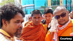 លោក អ៊ូច ឡេង​(ឆ្វេង) ជួបជាមួយក្រុមអ្នកគាំទ្រនៅខាងក្រៅតុលាការខេត្តក្រចេះនៅថ្ងៃអាទិត្យទី១៥ ខែមីនា ឆ្នាំ ២០២០​(រូបថត សហភាពផ្ទះសាមគ្គី)
