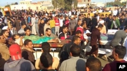 Heridos son evacuados de una mezquita que fue atacada por militantes en Bir al-Abd en el norte de la península del Sinaí, Egipto, el viernes, 24 de noviembre de 2017.