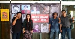 Aktivis Gusdurian, IKOHI serta akademisi di depan poster aktivis reformasi 98 yang diculik, mendesak pemerintah segera menuntaskan kasus orang hilang di Indonesia.