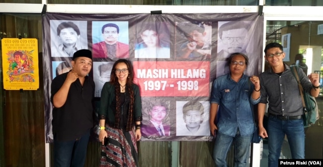 Aktivis Gusdurian, IKOHI serta akademisi di depan poster aktivis reformasi 98 yang diculik, mendesak pemerintah segera menuntaskan kasus orang hilang di Indonesia.