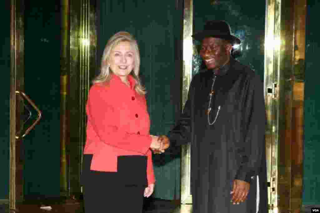 Sakatariyar harkokin wajen Amurka, Hillary Clinton, tana ganawa da shugaba Goodluck Jonathan na Najeriya a fadar shugaban a Abuja, alhamis, 9 Agusta 2012.