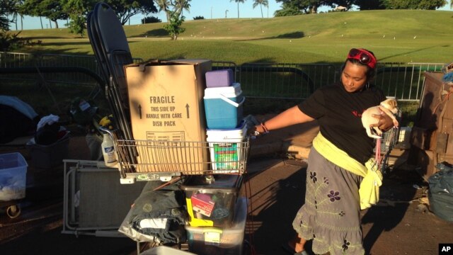 Autoridades desmantelaron el campamento de indigentes en Kakaako, donde más de la mitad de los 300 residentes del campamento, incluidas 25 familias, fueron llevados a albergues y viviendas permanentes.