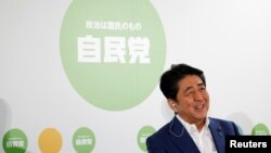 지난 10일 참의원 선거 개표 진행중 집권 자민당의 승리가 확실시되자 웃고 있는 아베 신조 일본 총리.