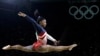 资料照片：美国女子体操队运动员西蒙·拜尔斯在里约奥运会平衡木比赛中。（2016年8月9日）