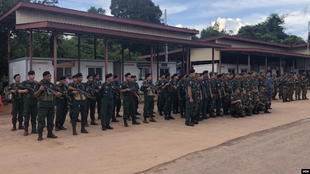 កម្លាំងចម្រុះរួមមាននគរបាល កងរាជអាវុធហត្ថ និងទាហាន យាមកាមនៅច្រកព្រំដែនជាំស្រងាំ ក្នុងស្រុកអន្លង់វែង ខេត្តឧត្តរមានជ័យ កាលពីថ្ងៃទី៣ ខែវិច្ឆិកា ឆ្នាំ២០១៩។ (ស៊ុន ណារិន/VOA)