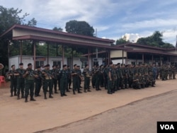 កម្លាំងចម្រុះរួមមាននគរបាល កងរាជអាវុធហត្ថ និងទាហាន យាមកាមនៅច្រកព្រំដែនជាំស្រងាំ ក្នុងស្រុកអន្លង់វែង ខេត្តឧត្តរមានជ័យ កាលពីថ្ងៃទី៣ ខែវិច្ឆិកា ឆ្នាំ២០១៩។ (ស៊ុន ណារិន/VOA)