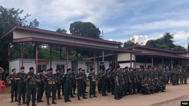 កម្លាំងចម្រុះរួមមាននគរបាល កងរាជអាវុធហត្ថ និងទាហាន យាមកាមនៅច្រកព្រំដែនជាំស្រងាំ ក្នុងស្រុកអន្លង់វែង ខេត្តឧត្តរមានជ័យ កាលពីថ្ងៃទី៣ ខែវិច្ឆិកា ឆ្នាំ២០១៩។ (ស៊ុន ណារិន/VOA)