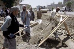 افغانستان میں ایک تعمیراتی پراجیکٹ پر مزور کام کر رہے ہیں۔ فائل فوٹو