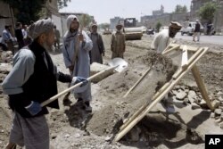 افغانستان میں ایک تعمیراتی پراجیکٹ پر مزور کام کر رہے ہیں۔ فائل فوٹو