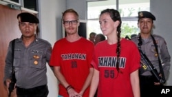 Neil Bonner (kiri tengah) dan Rebecca Prosser (kanan tengah) dikawal oleh petugas setelah dijatuhi hukuman di pengadilan kota Batam, Selasa (3/11).