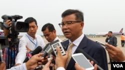 FILE PHOTO - Cambodian Education Minister Hang Choun Naron talks to reporters at Siem Reap International Airport, Sunday, March 22, 2015. (Neou Vannarin/VOA Khmer)