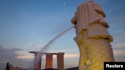 Patung Merlion menghadap ke resor dan kasino Marina Bay Sands di Singapura.