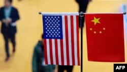 2018年11月6日上海举行的首届中国国际进口博览会上的美中国旗。