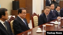 문재인 한국 대통령(오른쪽 3번째)이 24일 오후 청와대에서 열린 미·중·일 특사단 간담회에서 발언하고 있다.