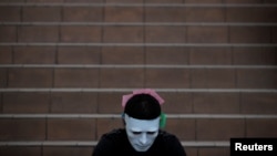 Một người biểu tỉnh mang mặt nạ tại Hong Kong. (Ảnh chụp ngày 18/10/2019)
