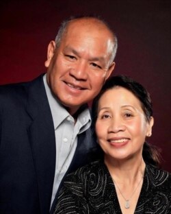 ທ່ານຈອນ ຫລື ຍອດ ສີສຸວັນກັບພັນລະຍາຂອງເພິ່ນ