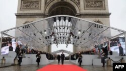 Presiden Perancis Emmanuel Macron menghadiri upacara di Arc de Triomphe di Paris, memperingati satu abd bearkhirnya PD I.
