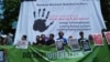 Jurnalis anggota AJI dan PPMI Kota Solo berorasi dalam peringatan Hari Kebebasan Pers Sedunia di Monumen Pers, Solo. (Foto dok.: AJI Solo)