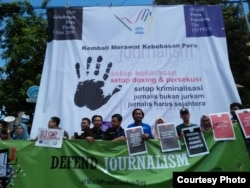 Jurnalis anggota AJI dan PPMI Kota Solo berorasi dalam peringatan Hari Kebebasan Pers Sedunia di Monumen Pers, Solo, Jumat (3/5/2019). (Foto: AJI Solo)