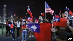 香港示威者手举台湾旗帜庆祝台湾双十节国庆日的集会。（2019年10月10日）