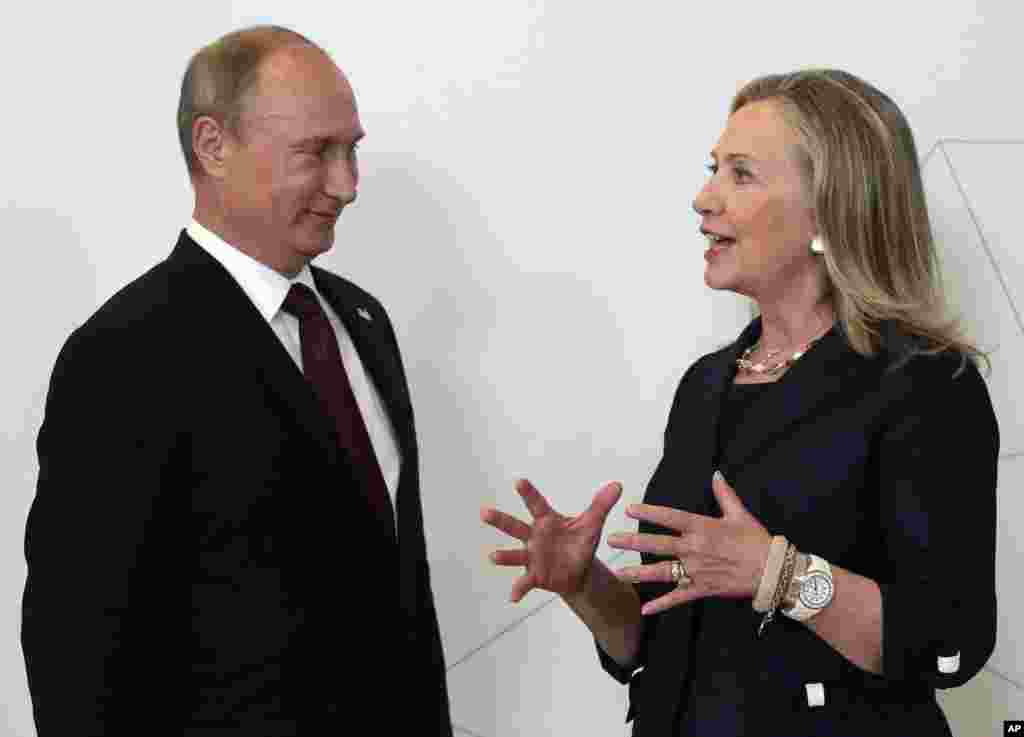 Menteri Luar Negeri AS Hillary Rodham Clinton bertemu Presiden Rusia Vladimir Putin pada KTT APEC di Vladivostok, Rusia, 8 September 2012.&nbsp;​(AP/Mikhail Metzel,Pool)