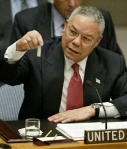 Le secrétaire d'État américain Colin Powell au Conseil de sécurité des Nations unies, en février 2003.