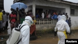 Des responsables sanitaires travaillant à Monrovia, au Libéria, où sévit l'épidémie d'Ebola (Reuters)