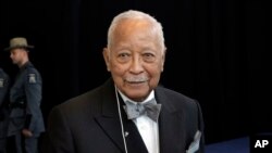L'ancien maire de New York, David Dinkins, assiste au discours du gouverneur Andrew Cuomo sur l'état de l'État dans le bâtiment One World Trade Center de New York, le lundi 9 janvier 2017.