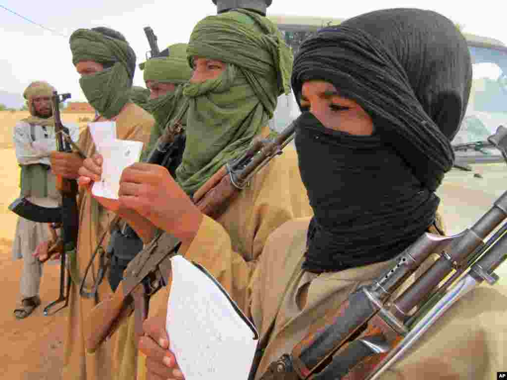 DIMANCHE. Une dizaine de morts dans des affrontements entre groupes rivaux au Mali. Huit à dix personnes ont été tuées samedi au Mali, lors d'affrontements entre groupes armés, a-t-on appris dimanche de sources proches des protagonistes et des services de sécurité. Lire la suite ici.