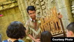 Alfian Rusli mengajarkan cara bermain angklung kepada pengunjung Disney Animal Kingdom, Florida (dok: Alfian Rusli)