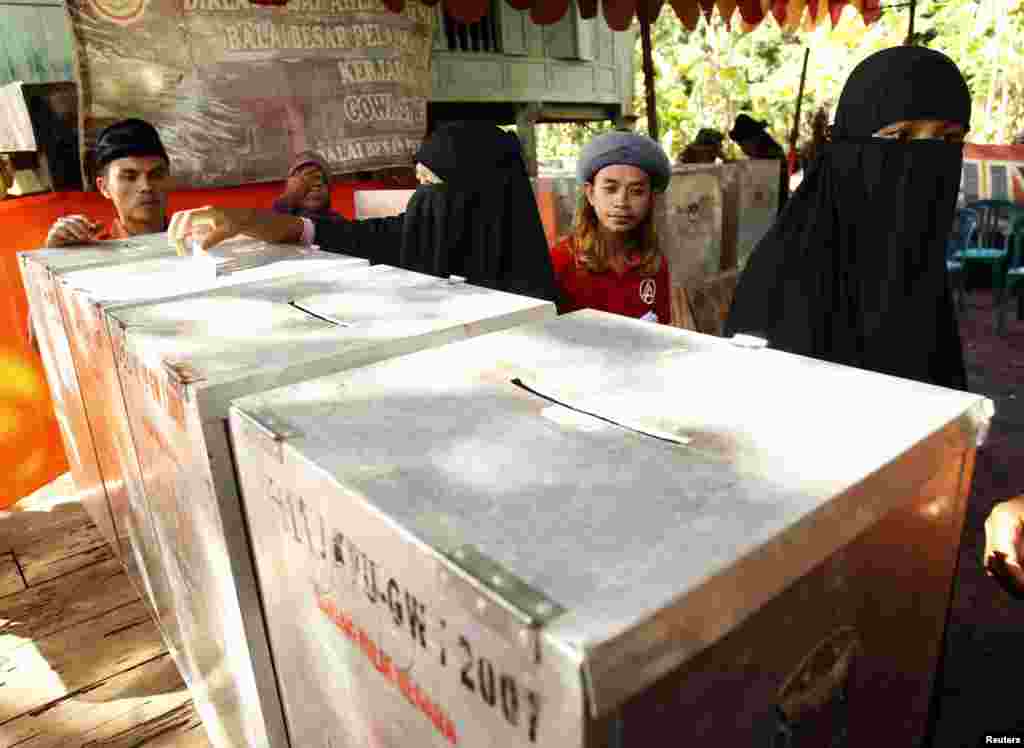 Anggota kelompok Islam An-Nadzir memberikan suara mereka dalam pemilu legislatif di TPS di Gowa, Sulawesi Selatan, Indonesia, 9 April 2014.