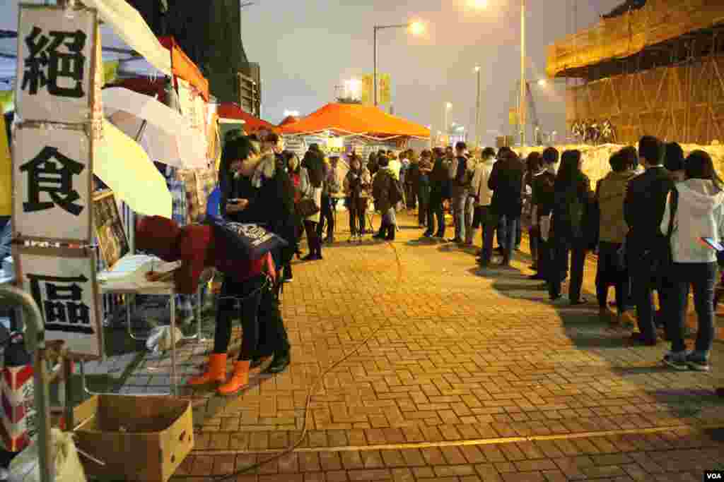 香港市民在學民思潮絕食帳篷前排隊留言（美國之音海彥拍攝）